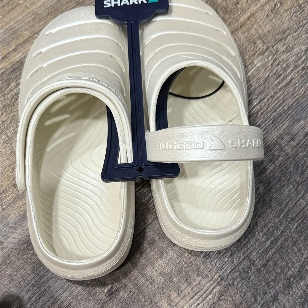 Rugged Shark Kids white Clogs
